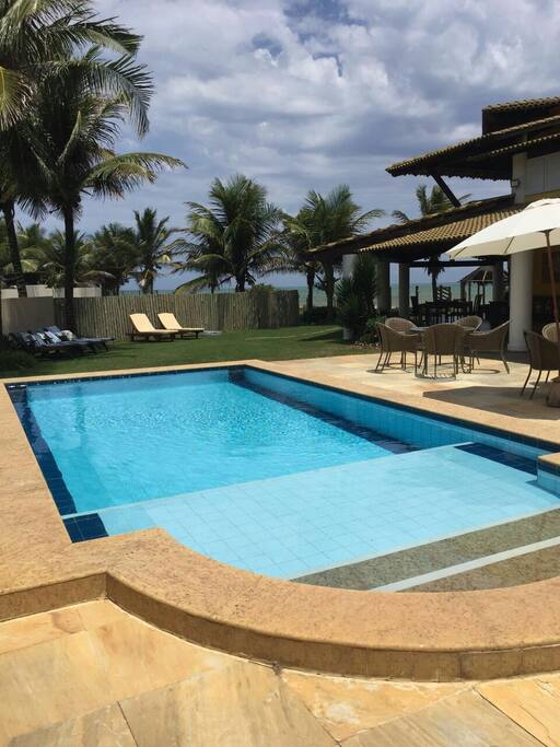 Para relaxar perto da piscina e ouvindo o mar