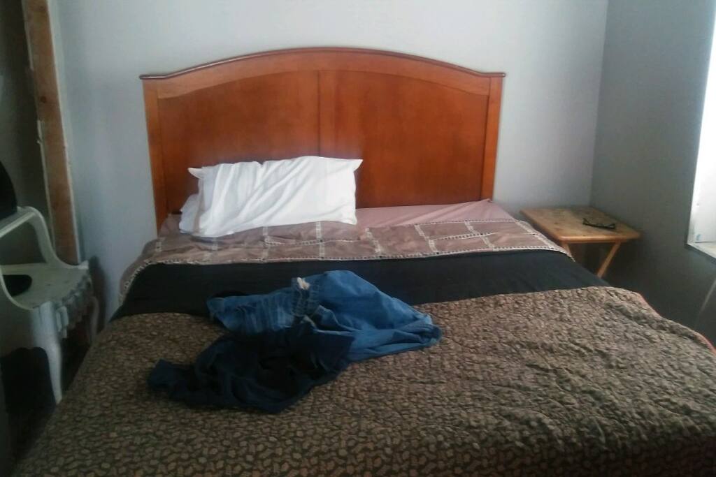 1 queen bedroom