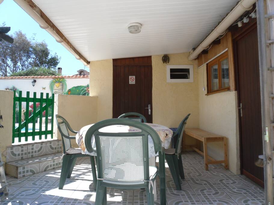 Coin terrasse avec accès piscine (porte verte)