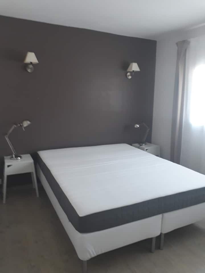 Spálňa s manželskou posteľou