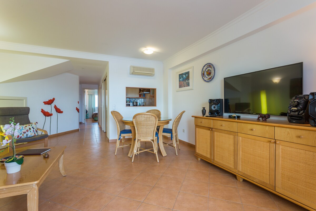 غرفة معيشة دافئة بها ستريو مع راديو ومشغل سي دي وبلوتوث وتلفزيون وتكييف