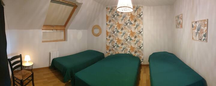 Poschodie: spálňa 2 lôžka x 90, 1 posteľ x 120. 