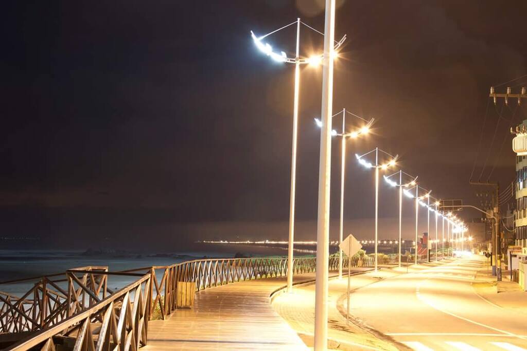 Vista da beira-mar, em frente ao prédio à noite