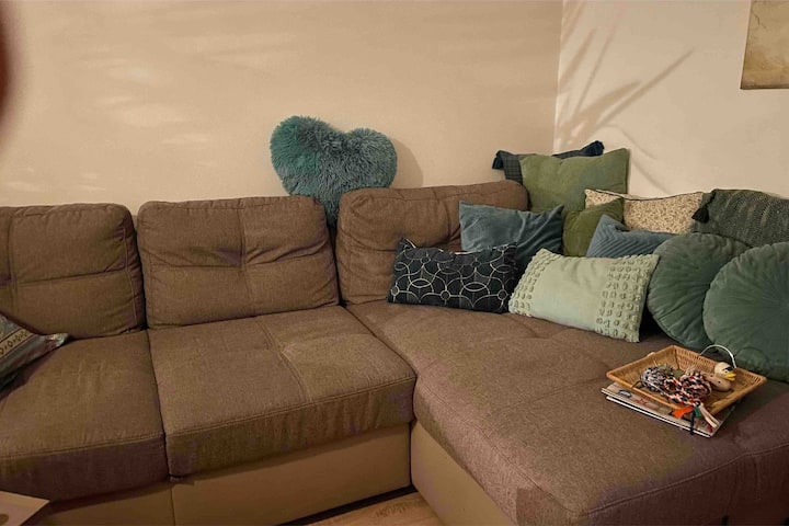 Მისაღებ ოთახში მდებარე ეს დივანი გარდაიქმნება საწოლად. Მაგრამ ეს არც ისე კომფორტულია. 