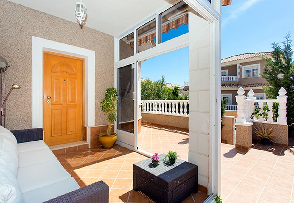 Vista de la terraza de la casa de Residencial Los Altos en Torrevieja.