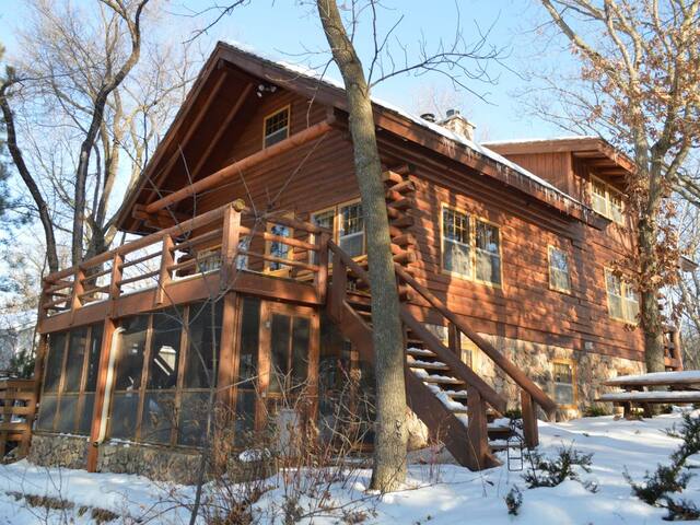 Log Cabin, Lake Retreat gallery image 2