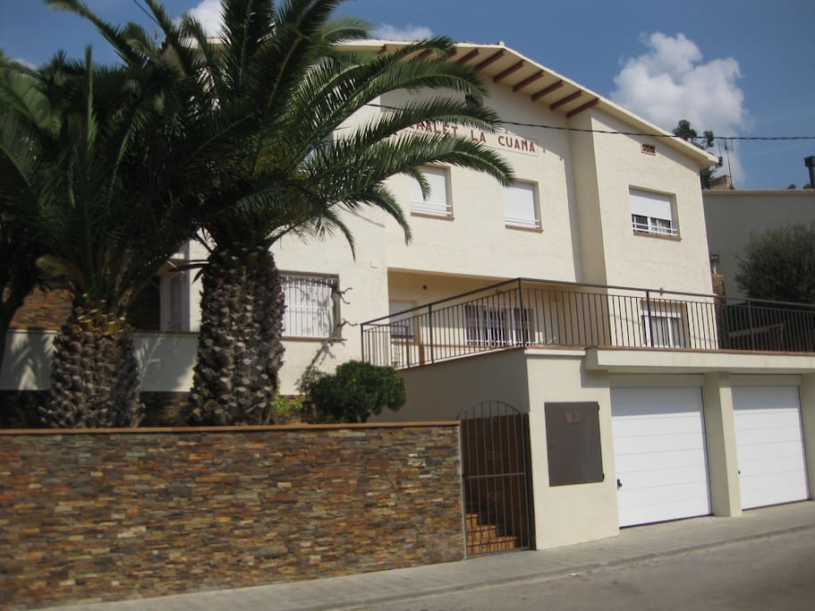 EXTERIOR DEL EDIFICIO -ZONA RESIDENCIAL-