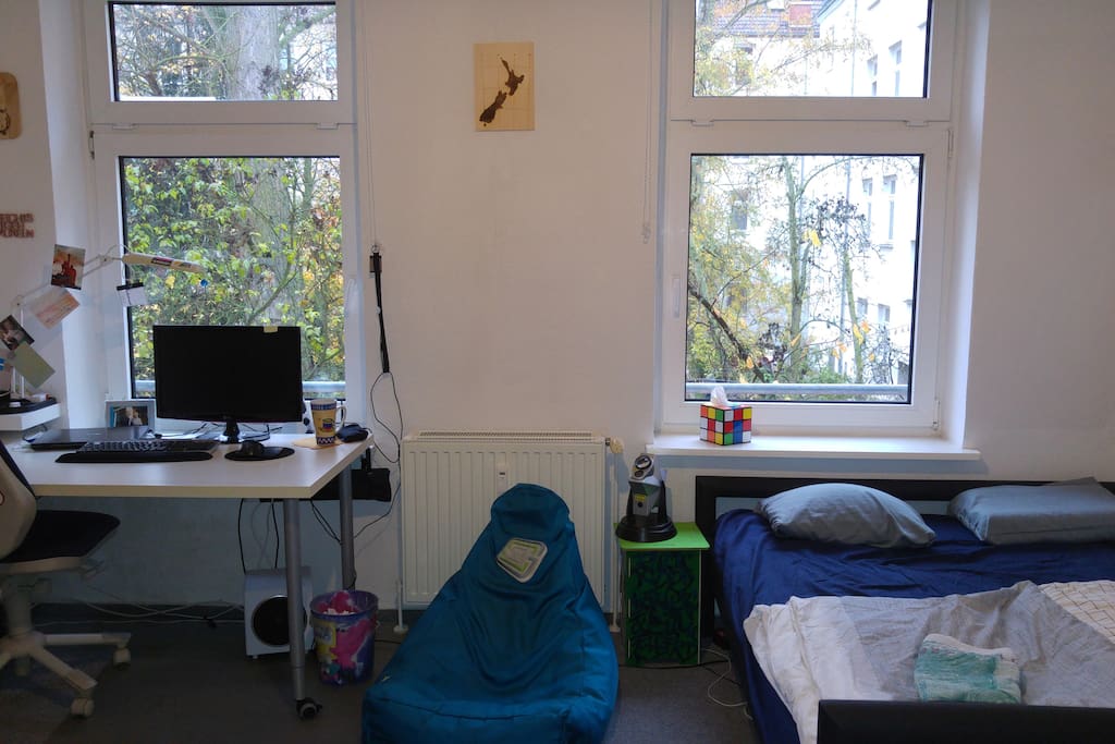 Schreibtisch und Bett