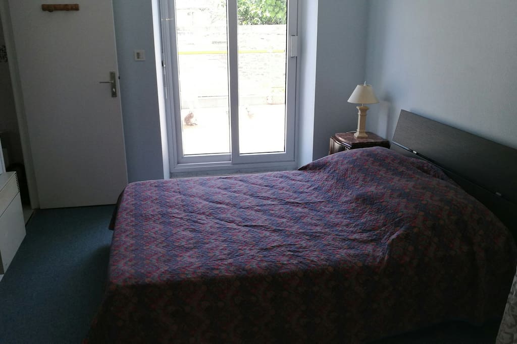La chambre donnant sur la terrasse