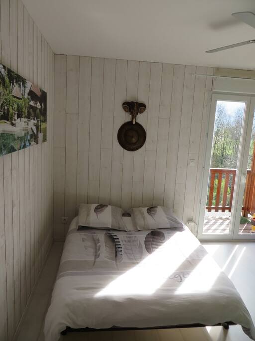 Chambre Bali : chambre équipée d'un brasseur d'air en plafonnier.