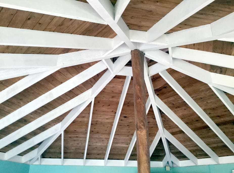 ceiling with cuppola for ventilation and ohia center pole