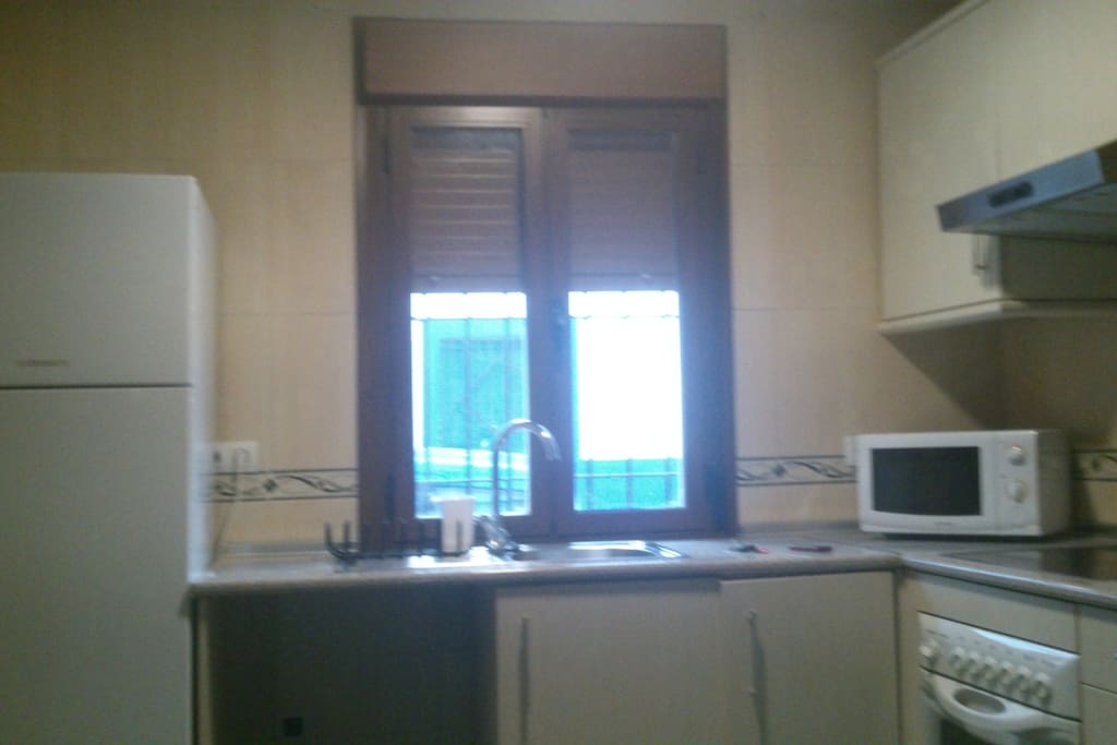 Cocina fregadero con luz todo el dia, nevera y microondas