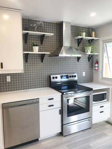 2BDR Entire House! St. Boniface Hospital w/Parking gallery image 3