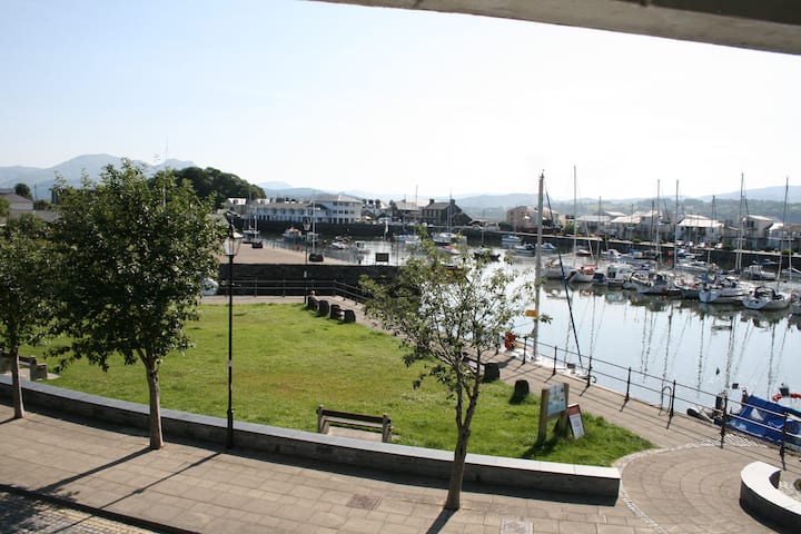 Home in Porthmadog · ★4.95 · 1 bedroom · 1 bed · 2.5 baths