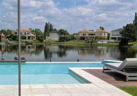 Beautiful house lake, swimming pool in private neighborhood Tigre