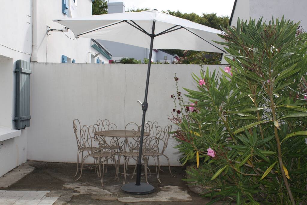 The garden table, south facing terrasse