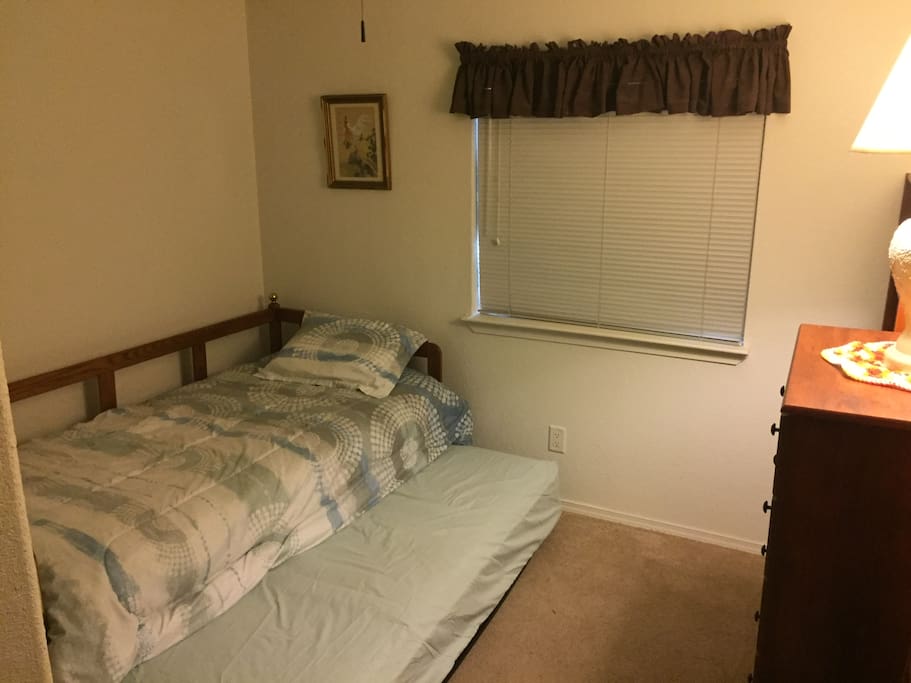 Guest Bdrm(2 Single Beds)