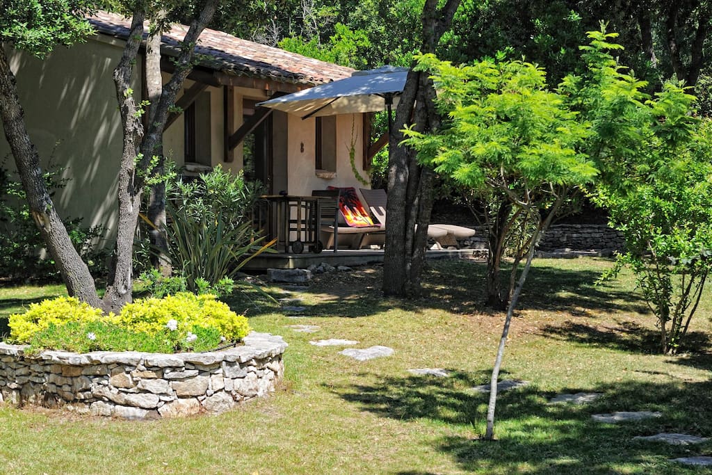 Jolie maisonnette agrémentée d'une terrasse en bois