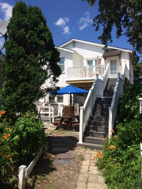 Second Floor Apt, a minutes walk to the beach