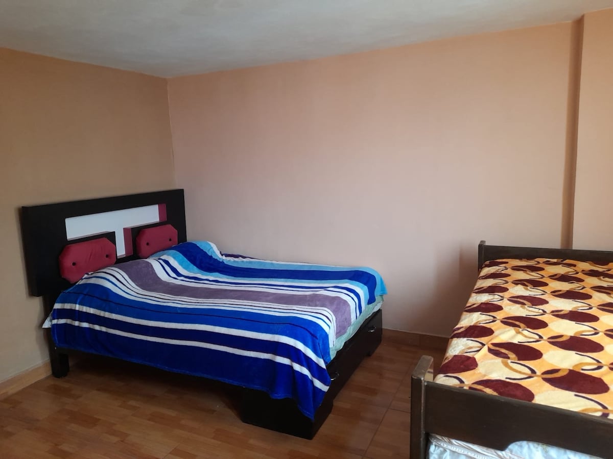  Izba s dvoma pohodlnými posteľami, ideálna na oddych a zdieľanie v tichom prostredí. ✨