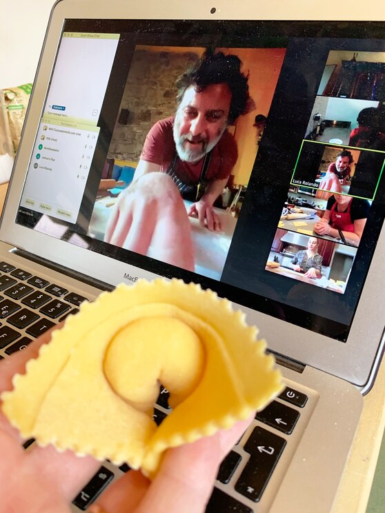 Show full-screen, host-provided image