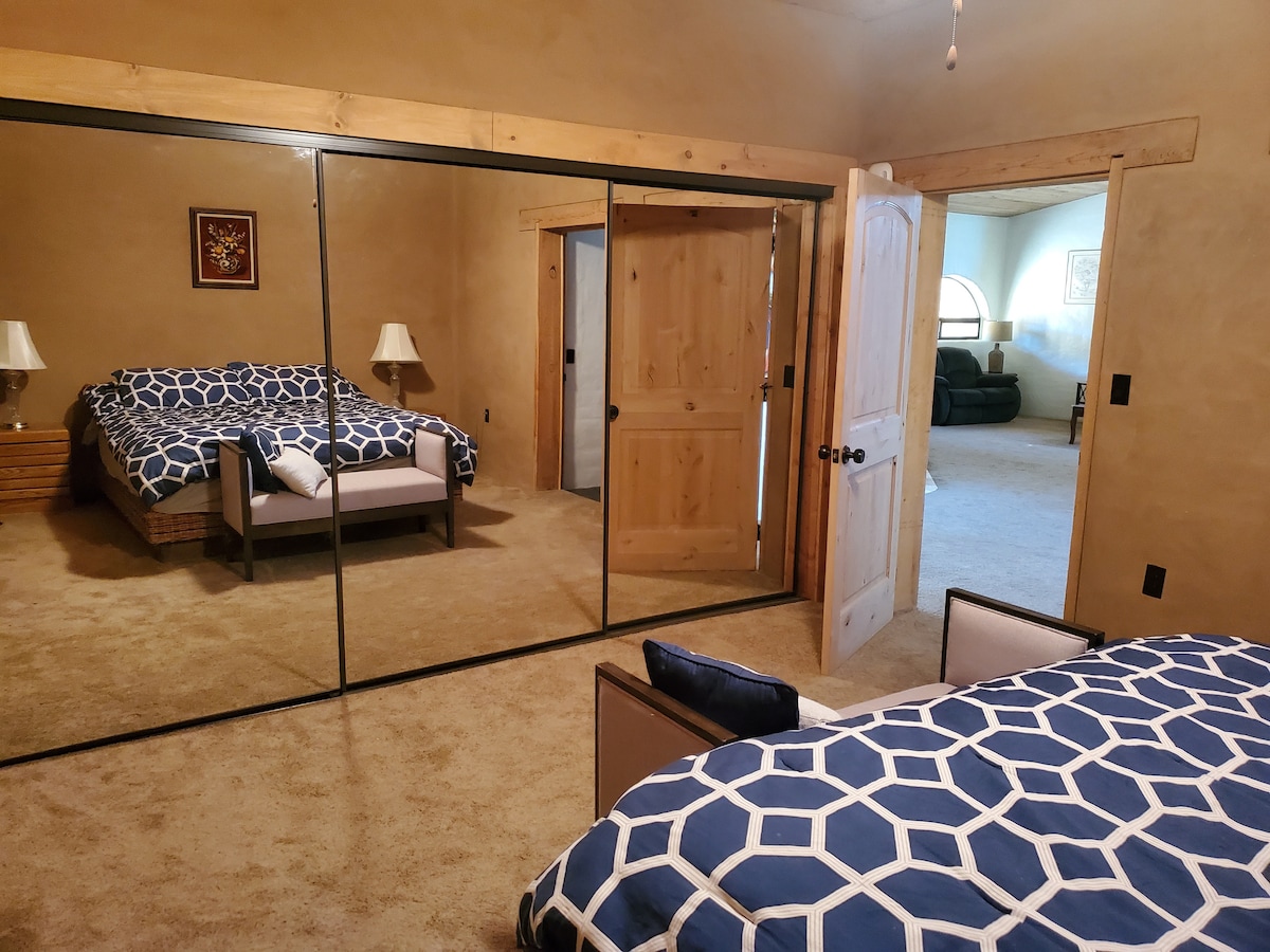 Chambre principale avec un immense placard. Cintres fournis.