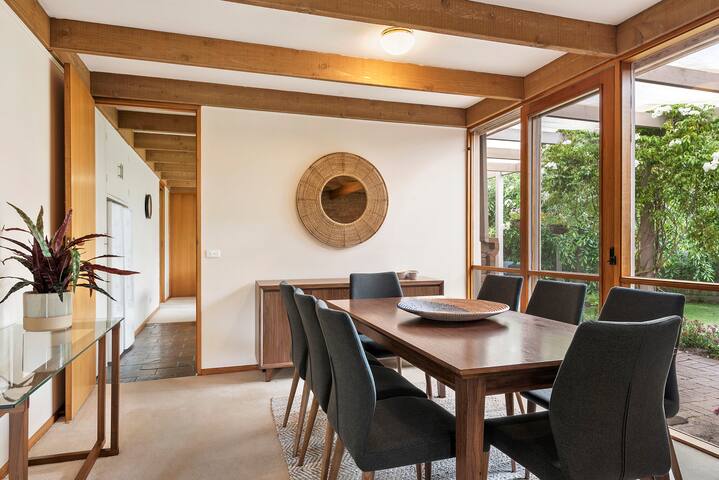 Stylish single storey Family Home near the Beach gallery image 2