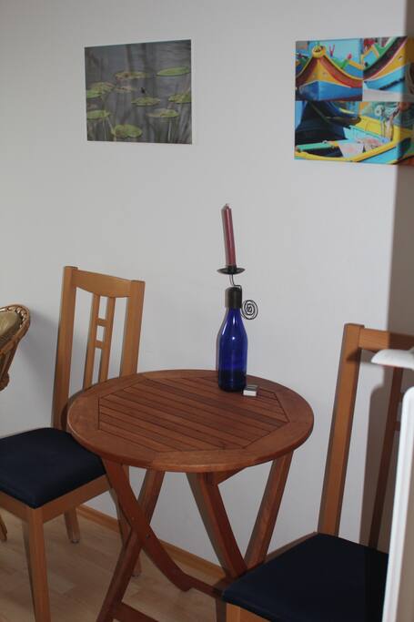 kleiner Tisch mit 2 Stühlen