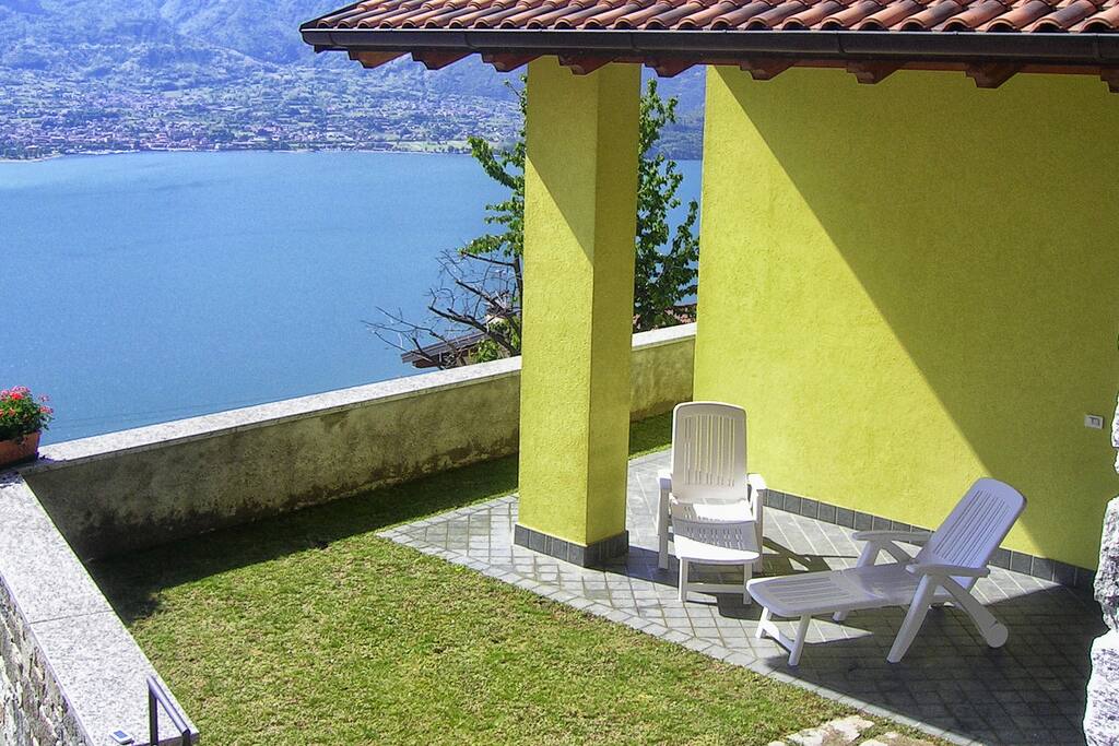 Giardino con sdraio