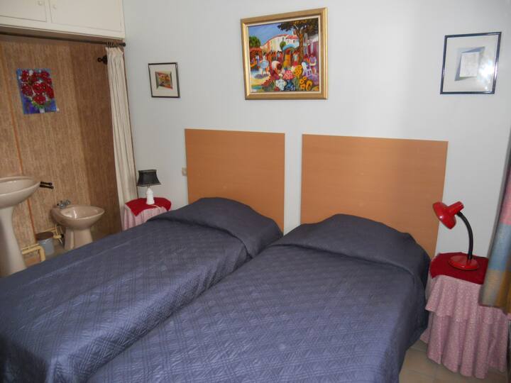 חדר שינה 2 מיטות 90 ס"מ עם שירותים