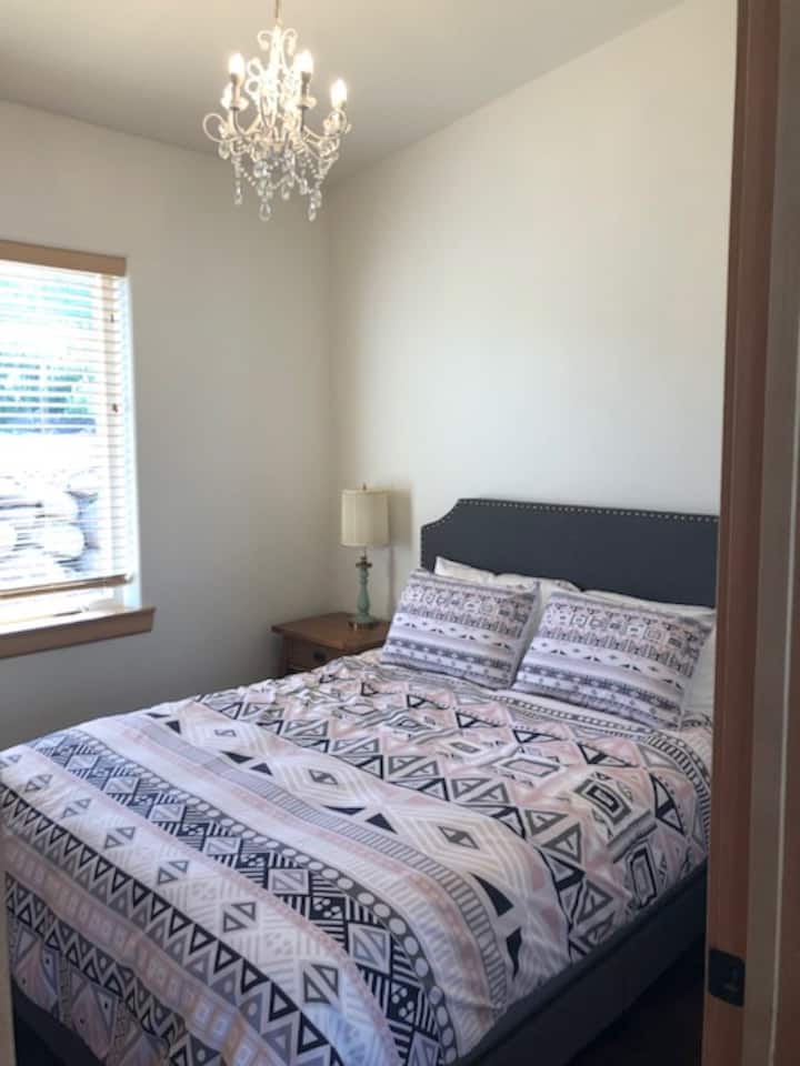 Queen size bedroom with TV and big closet