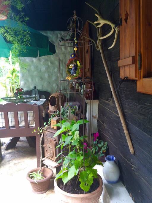 Mit viel liebe zum Detail wurden kleine Erlebnisecken geschaffen - hier bietet es sich an , sein Frühstück im Freien mit Vogelgezwitscher aus dem anschließenden Wald zu genießen !