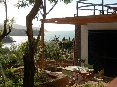 Pianone 14. Apartment with Garden and Sea View