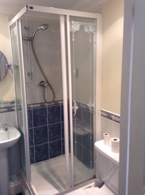 Master bedroom's En suite bathroom