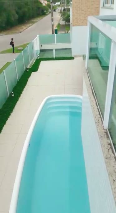 Vista da sacada. Apartamento de frente para a rua, sem janela lateral com outras edificações.