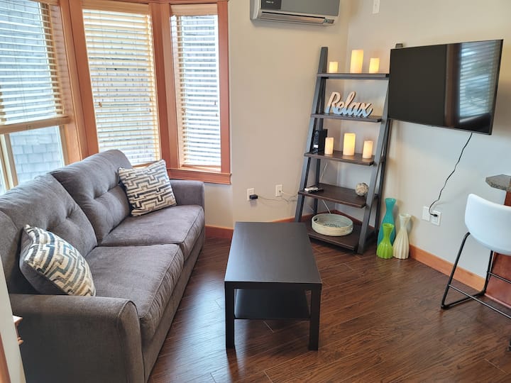 Penthouse Condo Steps From The Beach & Downtown - Penticton