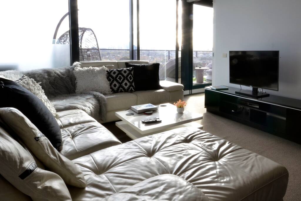 Comfy Lounge with Smart TV, foxtel and Netflix