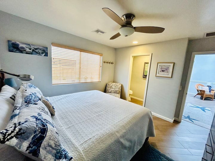 Ძირითადი საძინებელი თანდართული სააბაზანოთი და დიდი საწოლით 