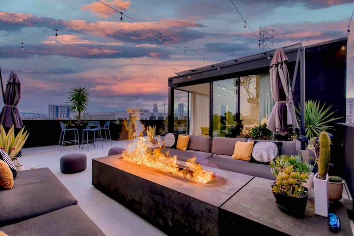 Penthouse with Private Rooftop! Hot Tub, Fire pit