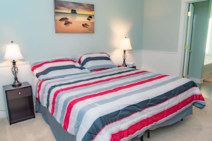 مرتبة كينغ مريحة مع تلفاز ذكي في غرفة النوم الرئيسية