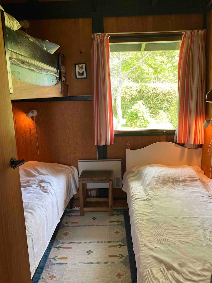 חדר שינה עם מיטת קומתיים 