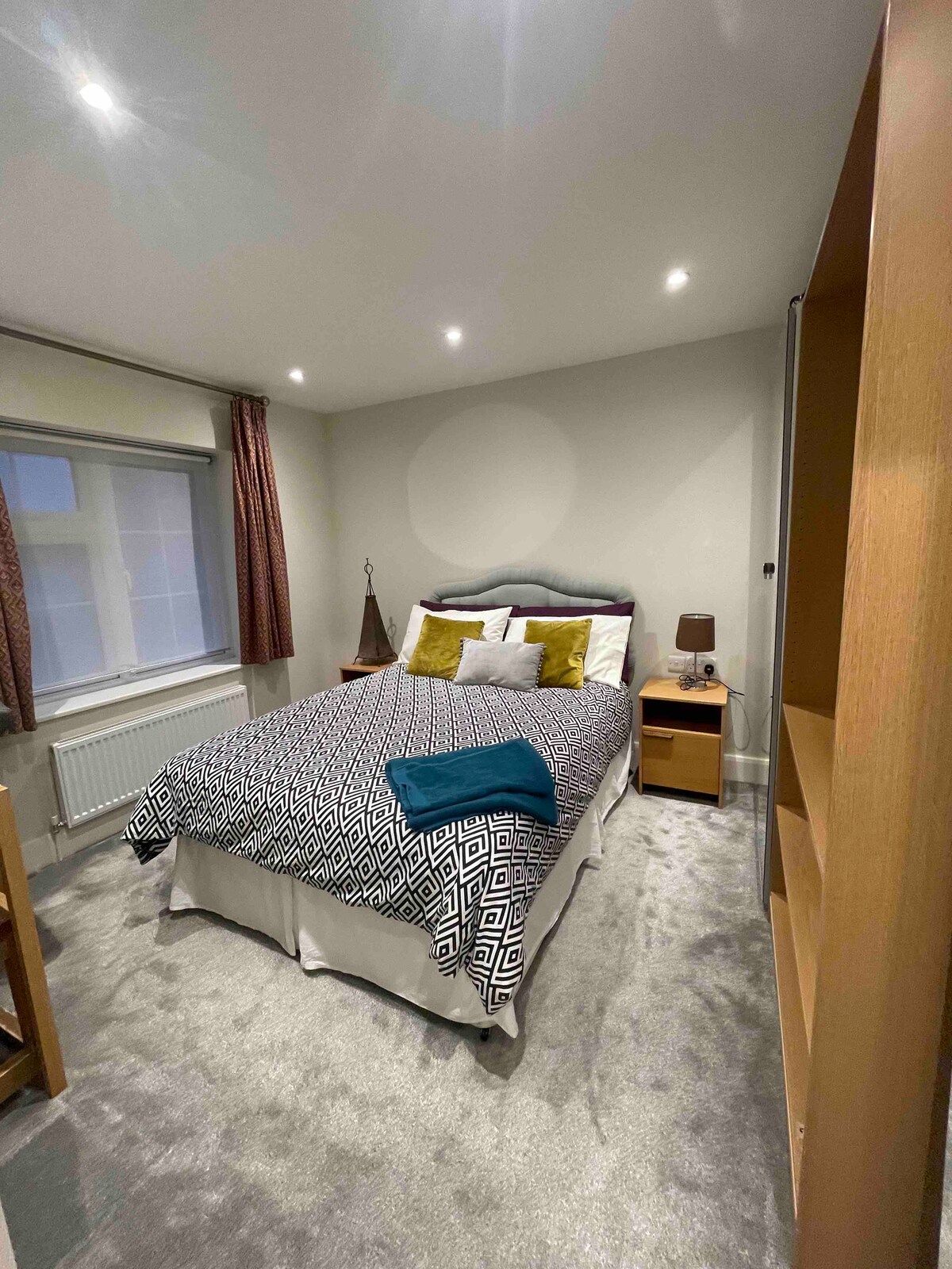 Chumba cha kulala kwenye ghorofa ya kwanza. WARDROBE, meza za kitanda na dawati/meza ya kuvaa na kiti. 