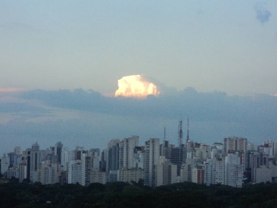 vista da janela da sala em fim de tarde