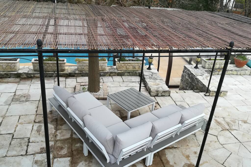 Espace détente en surplomb de la piscine