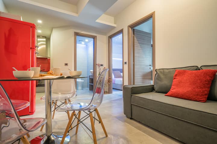 Დასაჯდომი სივრცე - შეზლონგი - სასადილო მაგიდა.