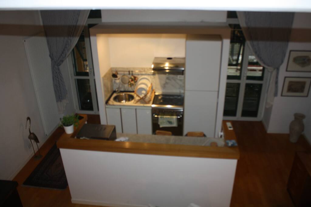 la cucina open vista dal soppalco