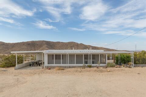 The Joshua Tree Whitmore House + Hot Tub