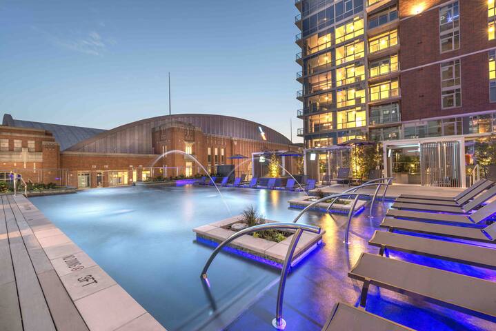 Luxury High Rise 2BR/2BA w/City & Pool Views gallery image 2