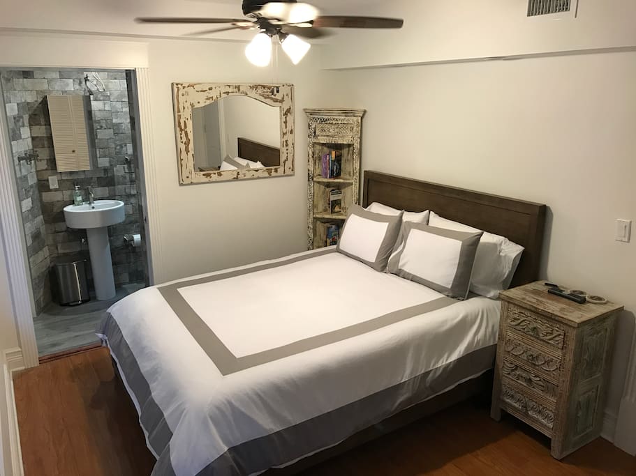 Your private room, with queen bed, private bathroom, bookcase with Miami/Coral Gables Guide Books; Lightning-fast Wifi