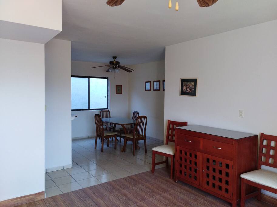 Al fondo está el comedor y la cocina